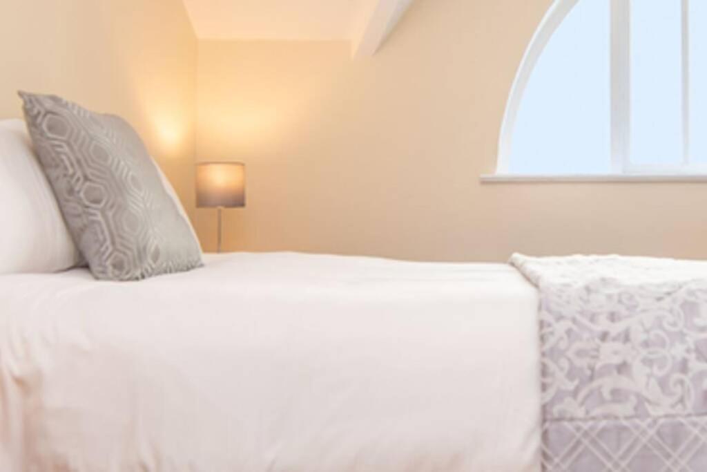 Latin Quarter Luxury Apartment กัลเวย์ ภายนอก รูปภาพ